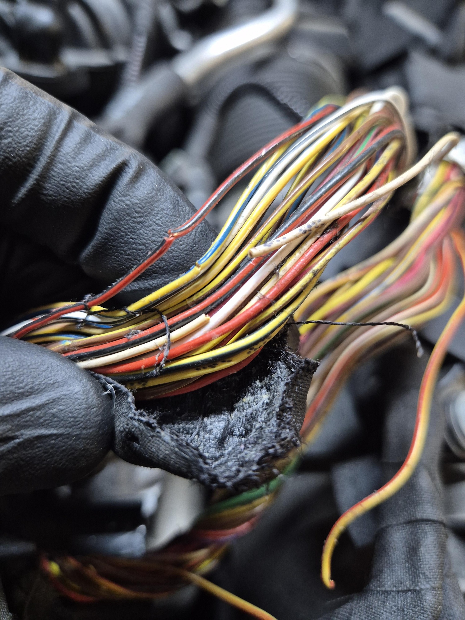 Felsökning av kabelbrott i motorns kabelstam på Mercedes A200d